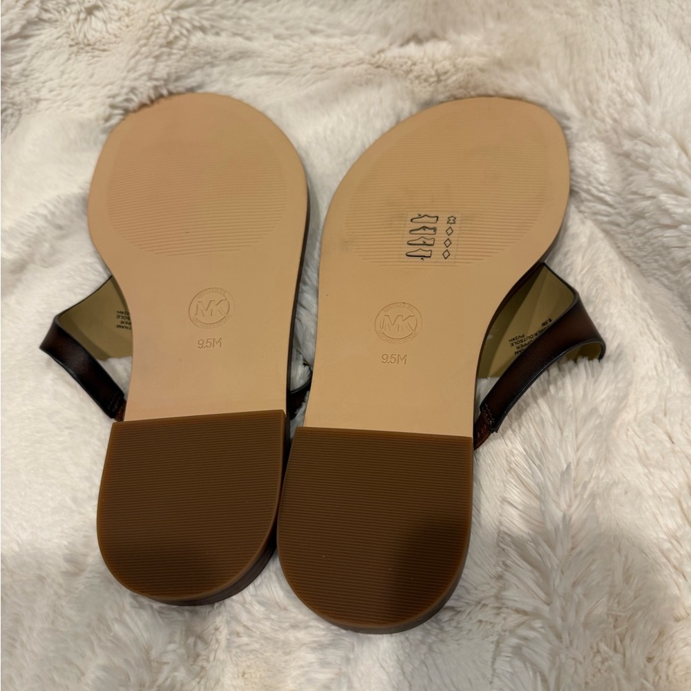 Michael Kors Daniella Flat Thong in Burnished Leather - Picture 5 of 5